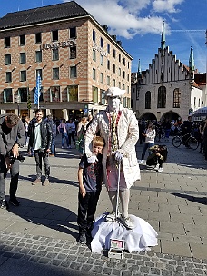 20180922_150728 Thomas With Living Statue Friend